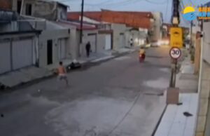 Assaltante é perseguido por crianças, leva bolada e deixa o aparelho roubado cair