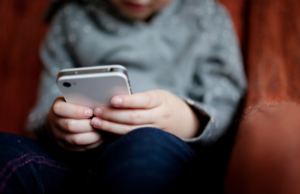 A influência do uso excessivo do celular no comportamento infantil. Saiba mais…