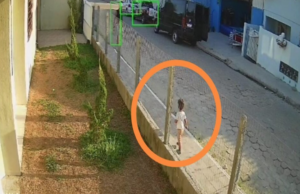 Criança de dois anos é flagrada na rua após sair sozinha de creche