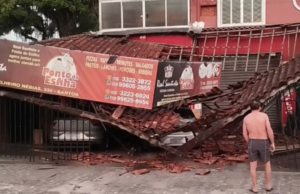 Carro invade comércios e estrutura de telhado desaba no litoral de SP