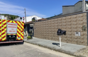 Incêndio atinge lavanderia de residência em Caraguatatuba