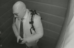 Criminoso usa máscara realista para invadir condomínio de luxo em Niterói