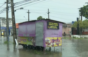 Duas pessoas foram eletrocutadas em avenida alagada no Recife