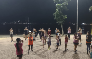 Aulas de Afromix movimentam Praça Kotoku Iha em São Vicente (SP)