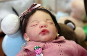 Mulher é demitida após pedir licença para cuidar de bebê reborn no Paraná