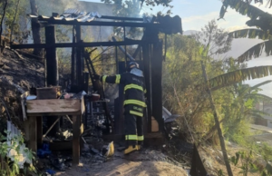 Explosão de celular causa incêndio em residência e vegetação em Ilhabela