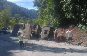 Caminhão tomba no km 78,5 e interdita faixa da direita na Serra Antiga da Tamoios