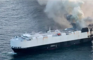 Navio com mais de 800 carros elétricos pega fogo em alto mar
