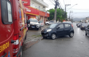 Motociclista fica ferido em colisão com carro no bairro Poiares em Caraguatatuba
