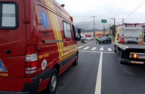 Veículo bate e derruba poste no Indaiá; duas pessoas ficaram feridas