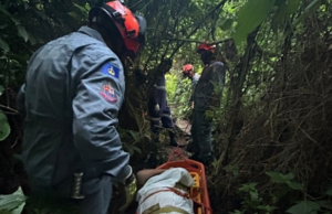 Bombeiros auxiliam no resgate de vítima com entorse em cachoeira de Ilhabela