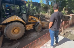 Vereador Jhony Sasaki fiscaliza a obra da “Pistinha” na vila Margarida litoral SP