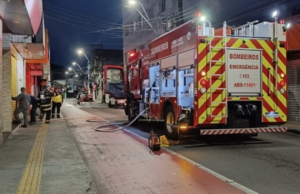 Bombeiros controlam incêndio em pastelaria no centro de Caraguatatuba
