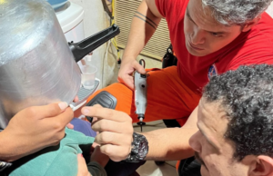 Bombeiros usam criatividade para retirar panela de pressão presa na cabeça de criança