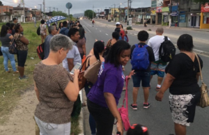 Moradores reclamam do tempo de espera nos pontos de ônibus em São Vicente