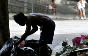 “São Vicente em Alerta: Porta de casa não é baderna e banheiro público!”