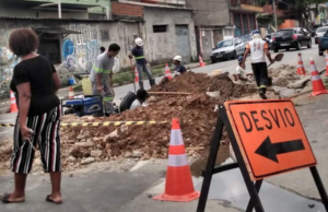 Obras da Sabesp em São Vicente deixam moradores revoltados com a situação das ruas