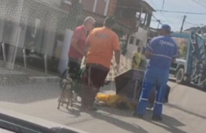 Gari é atropelado durante coleta de lixo e motociclista foge sem prestar socorro em Guarujá, SP