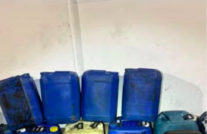 Dupla é presa com carro furtado e 600 litros de óleo diesel em São Vicente.