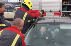 Bebê se tranca em veículo e não para de sorri durante resgate