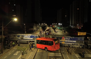 Ônibus parte ao meio após bater contra trem