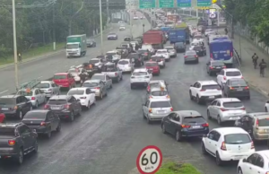 Engavetamento entre veículos deixa motociclista ferido na rodovia dos Imigrantes SP.