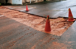 Moradores reclamam de buracos deixados pela Sabesp no litoral de SP