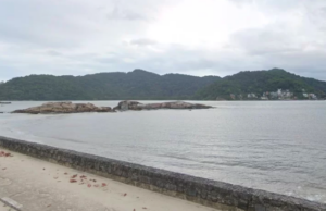 Idoso e neto são resgatados em praia de São Vicente devido à ressaca.