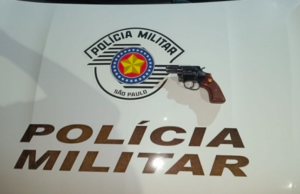 Homem é preso por ameaçar esposa com arma de fogo em Ilhabela