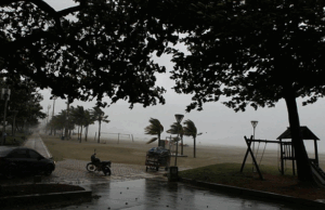 Pancadas de chuva e vento devem atingir a Baixada Santista.