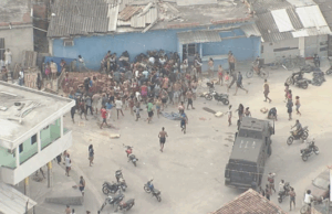 Multidão avança sobre carga roubada no Morro da Pedreira (RJ)