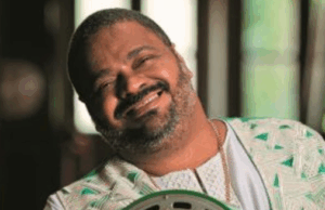 Morre Arlindo Cruz, aos 66 anos.