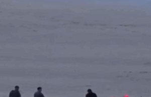 Homem é encontrado morto e sem roupa íntima em praia de São Vicente.