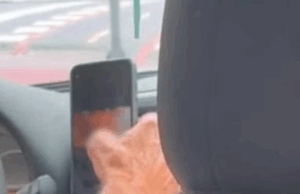 Adolescente flagra motorista de app assistindo vídeo pornográfico durante corrida em Santos.