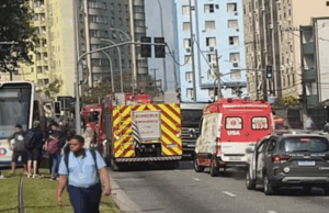 Idoso é atropelado por VLT próximo a estação em São Vicente.