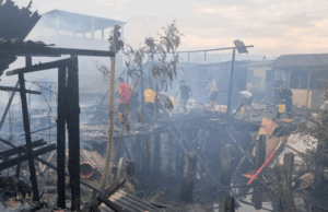 Incêndio de grandes proporções atinge moradias em comunidade no litoral SP