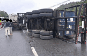 Carreta com 26 toneladas de sucata tomba em rodovia de Santos