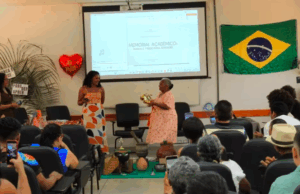 Mulher de 70 anos conquista diploma e ensina sobre coragem.