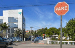 Motociclista morre após bater em placa de trânsito no litoral de SP.