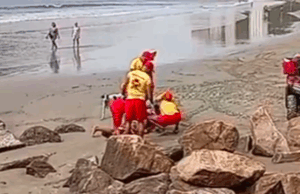 Homem sofre queda nas pedras e é resgatado na praia da Biquinha.