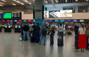 Mulher com deficiência receberá indenização após ser impedida de usar cadeira de rodas em aeroporto.