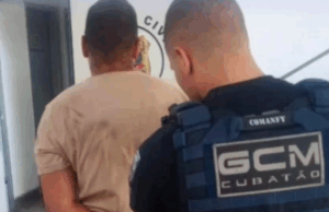 Homem é detido após agredir mulher dentro de ônibus em Cubatão.