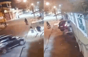 Motorista embriagado invade calçada e atropela casal com criança.