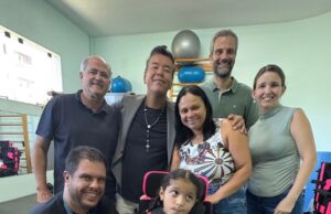 Vereador Jhony Sasaki entrega 20 cadeiras de rodas infantis sob medida em São Vicente.