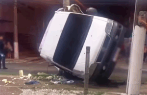 Fuga após sequestro termina em capotamento de van em Praia Grande.