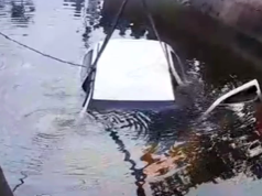 Motorista perde controle e carro cai dentro de canal em Praia Grande.