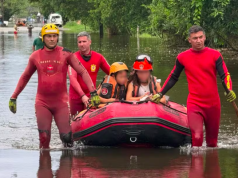 Equipes usam botes para resgatar pessoas em áreas alagadas de Peruíbe.