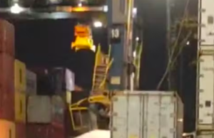 Contêiner cai no Porto de Santos e deixa motorista preso nas ferragens.