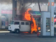Kombi pega fogo após abastecer em posto no litoral de SP.