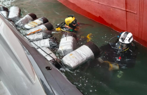 PF apreende 340 kg de cocaína em navio atracado em Santos.